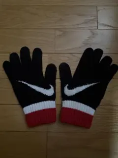 Nike 滑り止め付き手袋 黒/赤/白　新品未使用