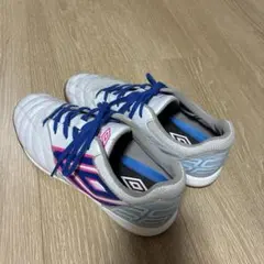 umbro フットサルシューズ ホワイト/ピンク/ブルー　ジュニア向け22センチ