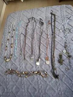 ナチュラルカラーのネックレスセット