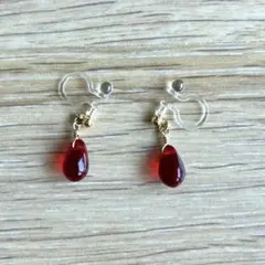 赤いドロップ型　イヤリング　ハンドメイド