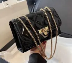 ブラックエナメルキルティングバッグ