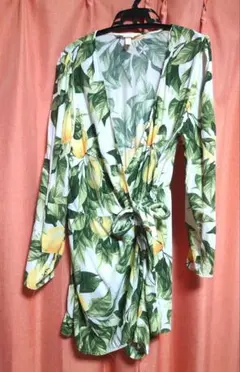 H＆M レモン柄 カシュクール風 トップスのサムネイル