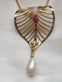 Christian Dior エレガントなリーフ型ネックレス