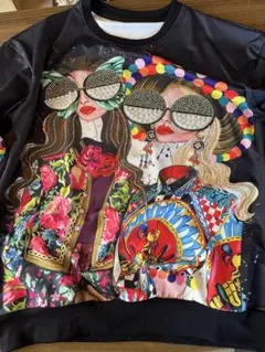 カラフルイラストの長袖トップス