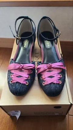 POETIQUE黒とピンクのリボン付きシノワパンプス