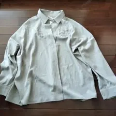 新品タグ付きearthMusic＆ecologyグレー 花柄刺繍 長袖シャツ