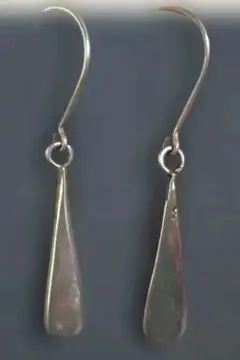 【美品】マットシルバー滴型ピアス　ドロップ　涙型　揺れるピアス