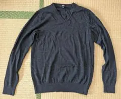 UNIQLO ダークグレー Vネックニット M