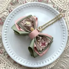 インド刺繍リボンのバッグチャーム　グリーン×ピンク　ゴールド金具　ハンドメイド