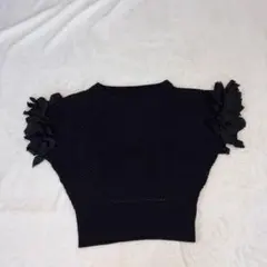 フリル付き黒半袖ニット