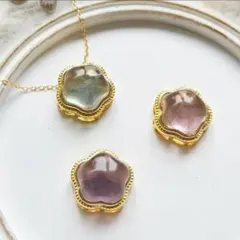 【一点物】マルチカラーフローライト の 花 チャーム ペンダントトップ ✩.*˚