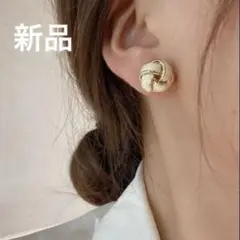 新品　ベージュとゴールドのツイストピアス