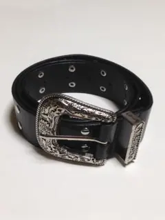 装飾的なシルバーバックルのブラックベルト