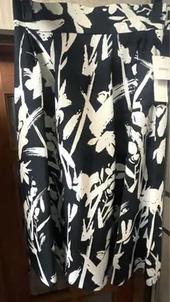 【新品未使用】ヤマダヤスコットクラブ系列FENNEL黒花柄スカート