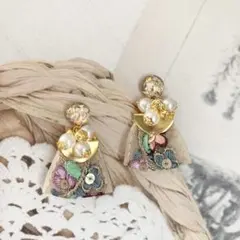 ベージュ系ホロカボションとインド刺繍リボンのチャラチャラタッセルピアス 匿名配送