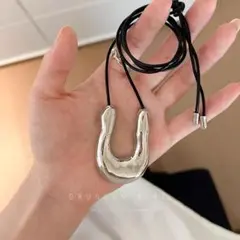 U型のシルバー色ネックレス