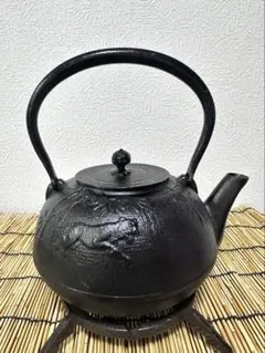 未使用、保管品　南部盛榮堂(OIGEN)造　１８型　竹に虎文様　南部鉄瓶 未使用、保管品 南部盛榮堂(OIGEN)造 18型 竹に虎文様 南部鉄瓶