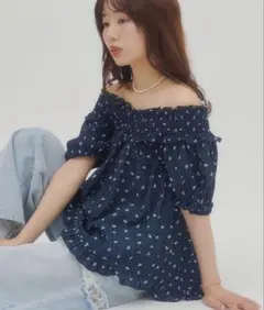 DISCOAT 花柄シャーリングブラウス