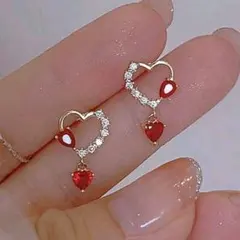 ハート型赤いチャームピアス　カジュアル　エレガント　個性的　フェミニン　ガーリー