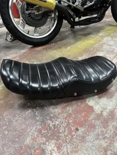 SR400 カフェ シングル シート ブラック スタッズ付 - メルカリ