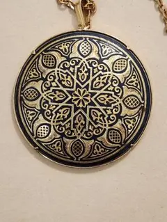 スペインのお土産品、ダマスキナード象嵌細工のペンダントネックレス