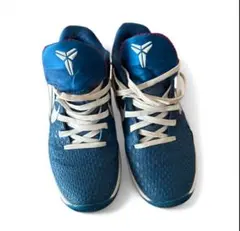 青いバスケットボールシューズ