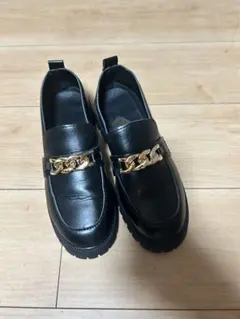 チェーン装飾付きブラックローファー