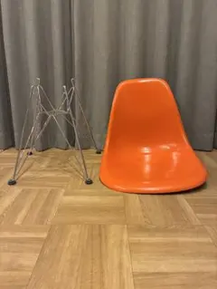 【希少】ハーマンミラー イームズ サイドシェルチェア オレンジのサムネイル