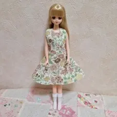 ドール服…No.680~ジェニーちゃんサイズのワンピースとソックス
