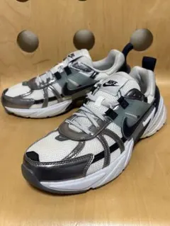 本日値下げ‼️美品Nike V2k Runサイズ26.5センチ送料込み^_^