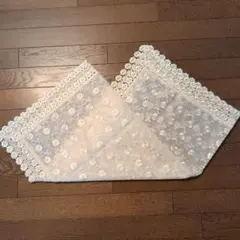 白に近いベージュの刺繍入り大判テーブルセンター