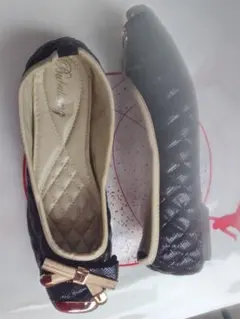 リボン付き黒フラットシューズ