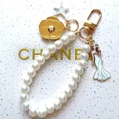 CHANEL　ホリデーチャーム　カメリア　と　パールストラップ　ホワイトドレス