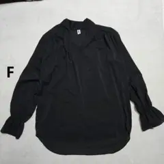 黒い長袖シャツ Vネック ボウタイ付き