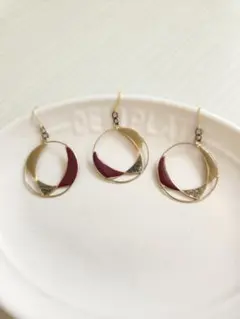 幾何学的デザイン フックピアス 赤と金