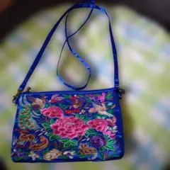 刺繍デザインの青いポーチ