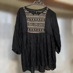 黒い刺繍入り長袖チュニックのサムネイル