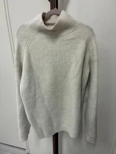 【美品】ユニクロ　スフレヤーンハイネックニット　オフホワイト　Mサイズのサムネイル