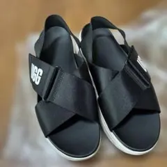 UGG サンダル ブラック 厚底 ストラップのサムネイル
