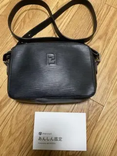 Fendi 黒　レザー　ショルダーバッグ エコメルカリ便のみ　カメラバッグのサムネイル