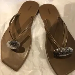 最終値下げ！pippi コンチョトングサンダル　フラットS