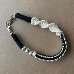 30ハンドメイド　スマホ　ハンドストラップ　パラコード　ブラック×クリーム　白黒