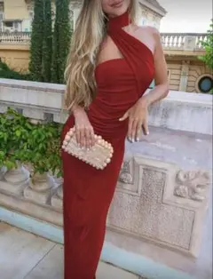 赤のワンショルダーミニワンピース