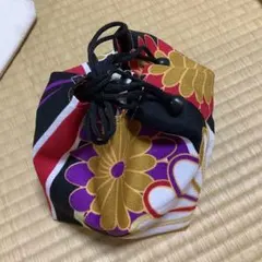 浴衣用の巾着です。黒地にお花模様、縦縞で鮮やか！