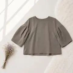 美品】ADORE クリアジョーゼットブラウス 短丈 バルーン袖 カーキ 38 