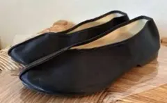 黒いフラットシューズ