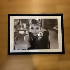 オードリーヘップバーン　ポスター　額縁入り　63cm x 43cm