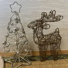 ワイヤー製トナカイとクリスマスツリー