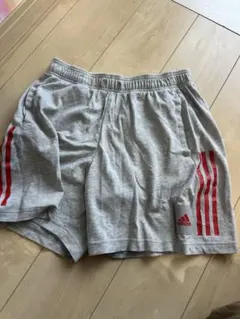 adidas グレーショートパンツ 赤いストライプ