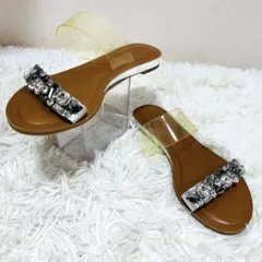【美品】STACCATO ビジュー付きフラットサンダル 22㎝のサムネイル